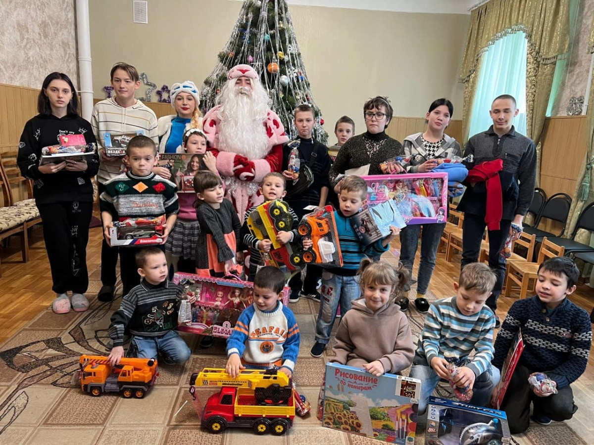 Благотворители провели новогодний утренник для воспитанников социального центра в Донецке1680615250