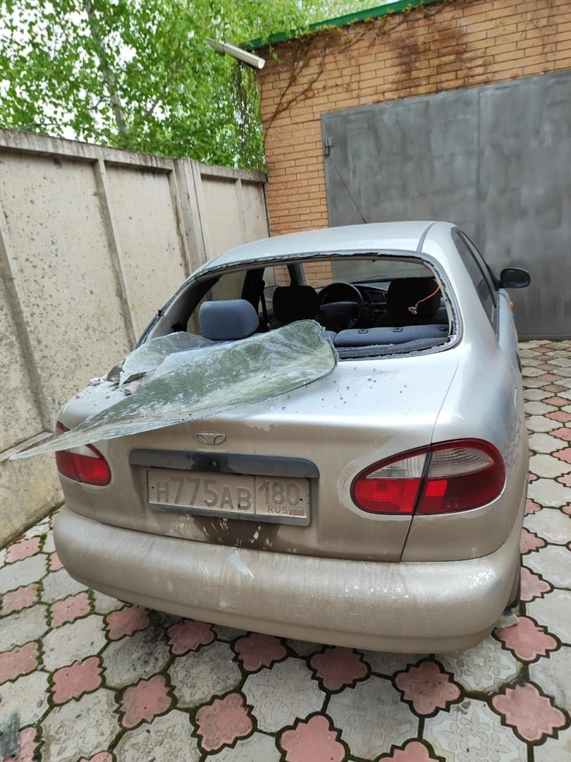 Сегодняшний очередной массированный арт-обстрел Донецка. Содрогаются окна нашего офиса, сотрудники и волонтёры выходят переждать обстрел в коридор, забирая с собой документы подопечных.1682843741