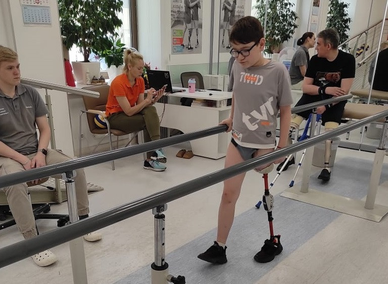 Егору Керову установили протез ноги. Мальчик делает свои первые шаги!1688288110