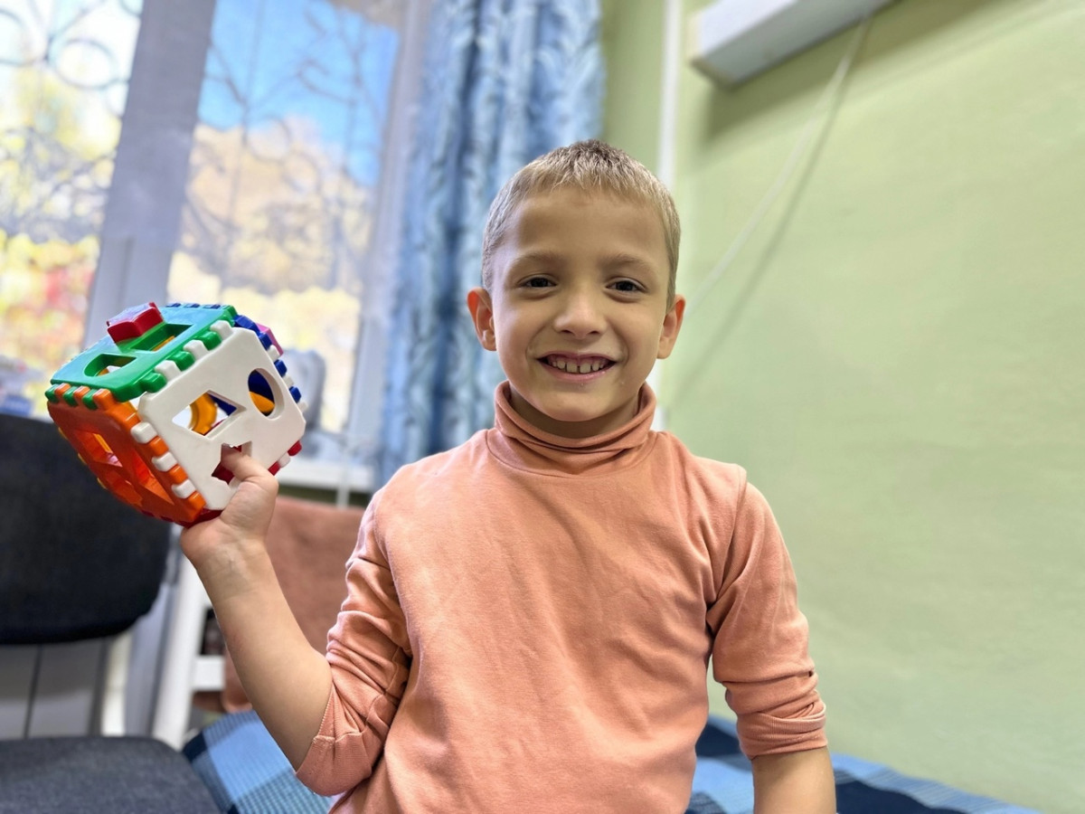 Сашенька - сирота, проходящий реабилитацию в Донецкой больнице. Рядом наши больничные няни.1695991326