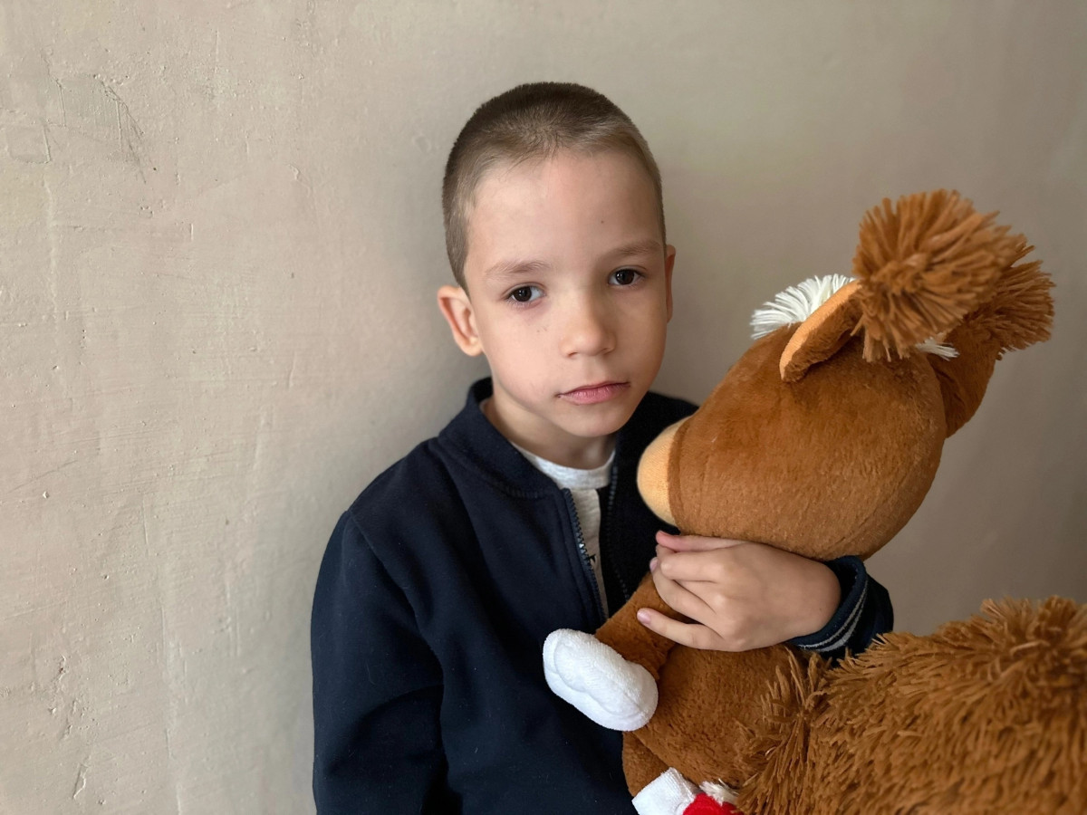 Саша - ничей. Всегда один и одинокий. И только няня рядом может спасти от одиночества...1696591898