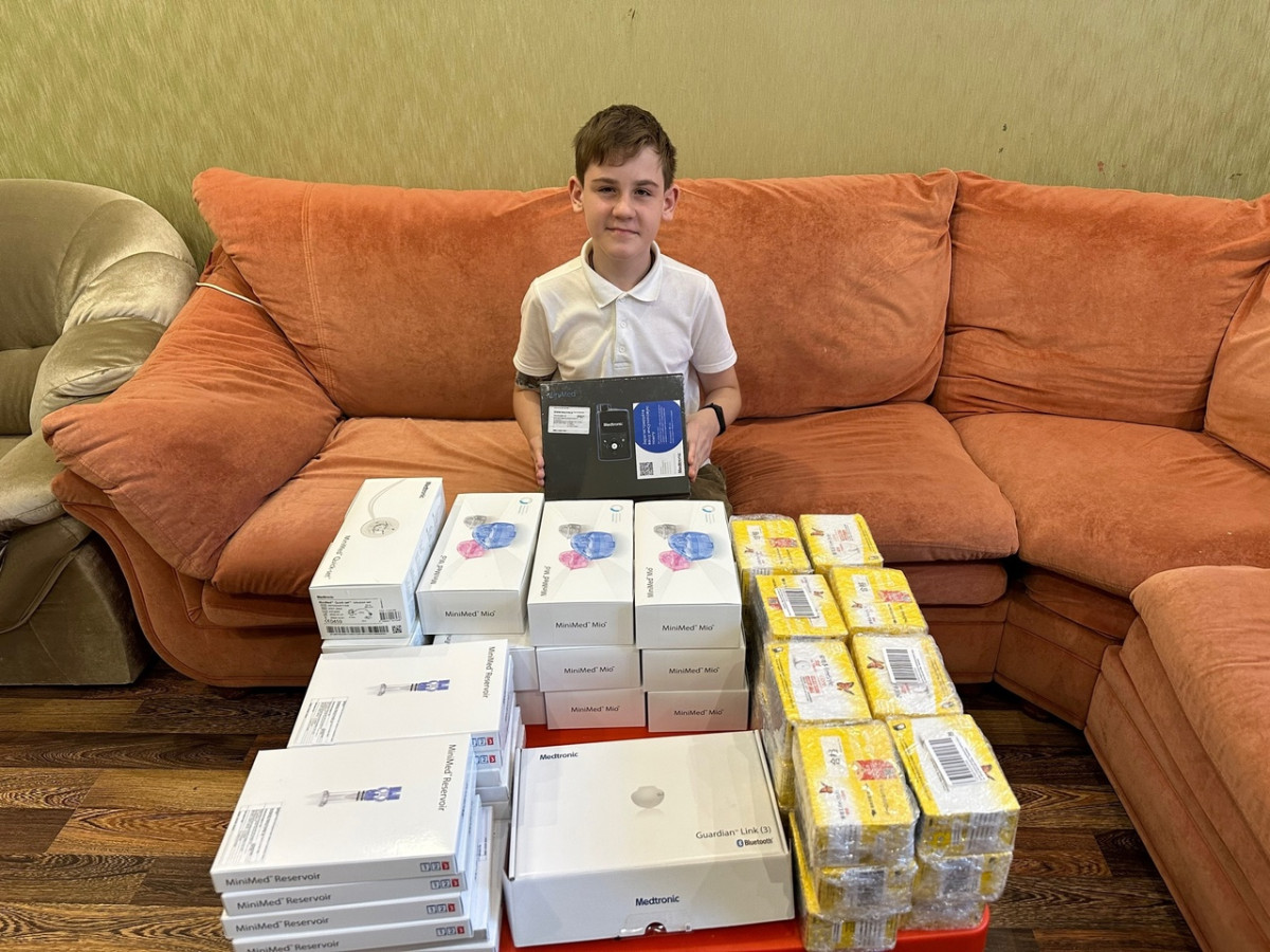 Без страха за жизнь: Жоре Агееву передана новая инсулиновая помпа.1697706697