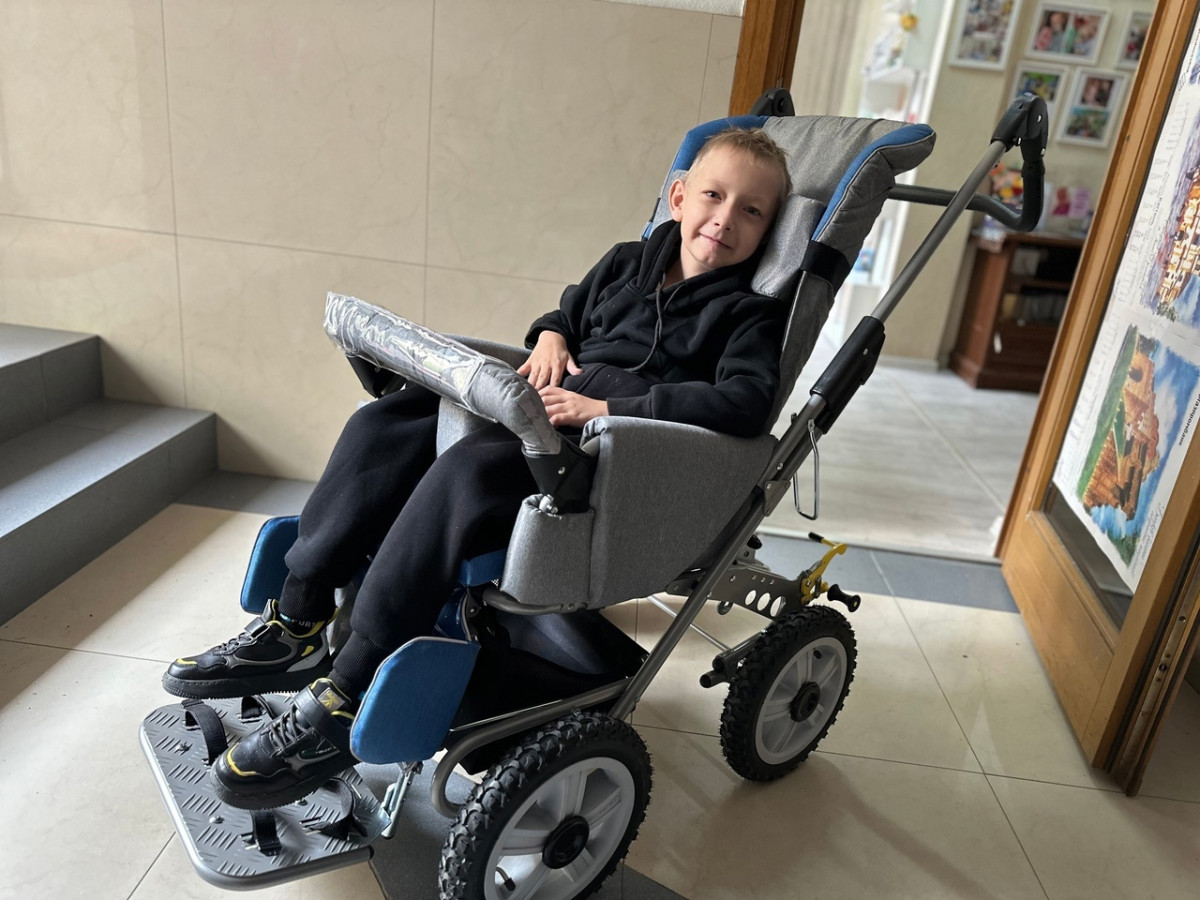 Артем Сыкало получил специализированную инвалидную коляску лишь благодаря вам!1698747893