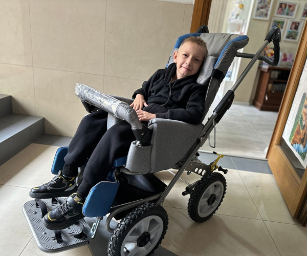 Артем Сыкало получил специализированную инвалидную коляску лишь благодаря вам!1698747893