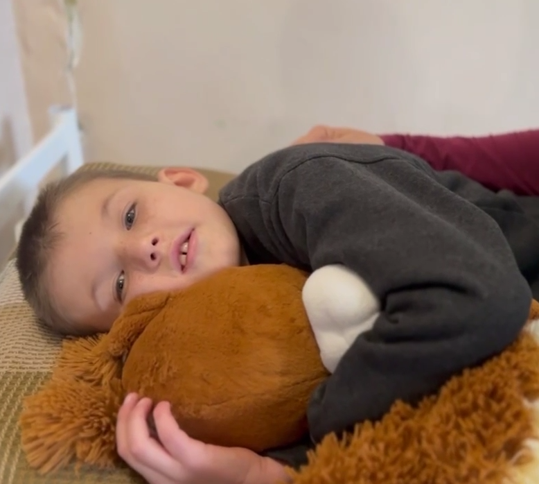 Лечим сирот по графику, несмотря на непрекращающиеся обстрелы…1699960490