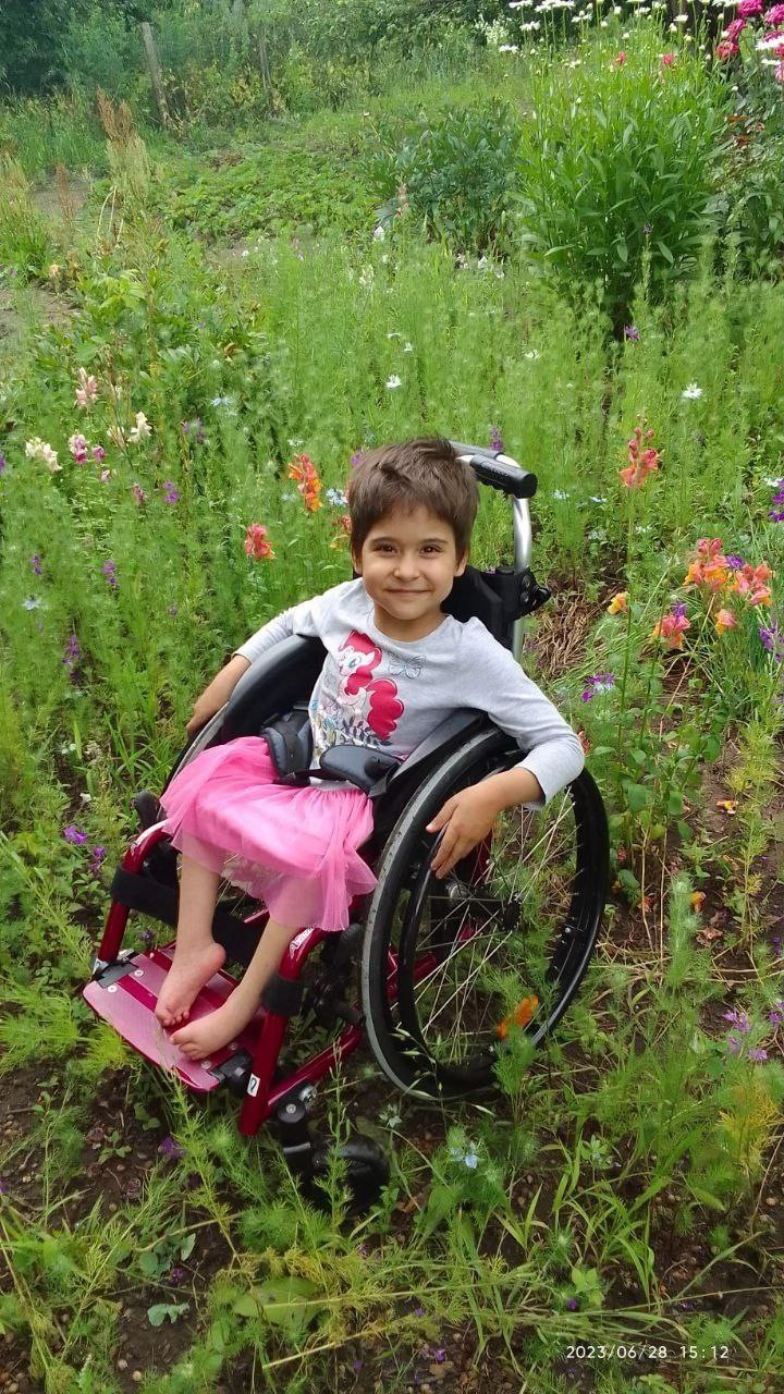 Особенная Машенька получила современную инвалидную коляску1705591379