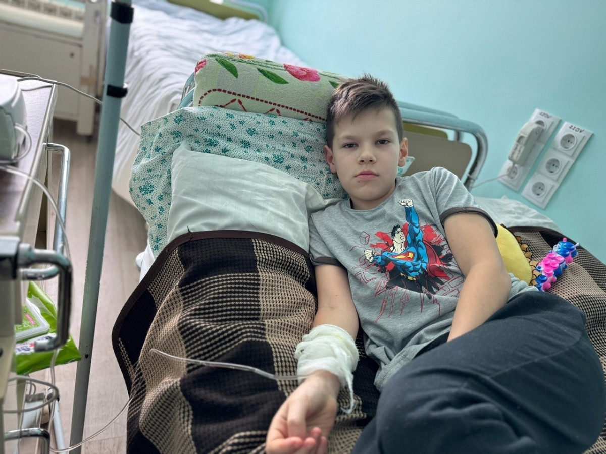 Дима понимает, что может умереть. Сейчас мальчику очень страшно.1709200458