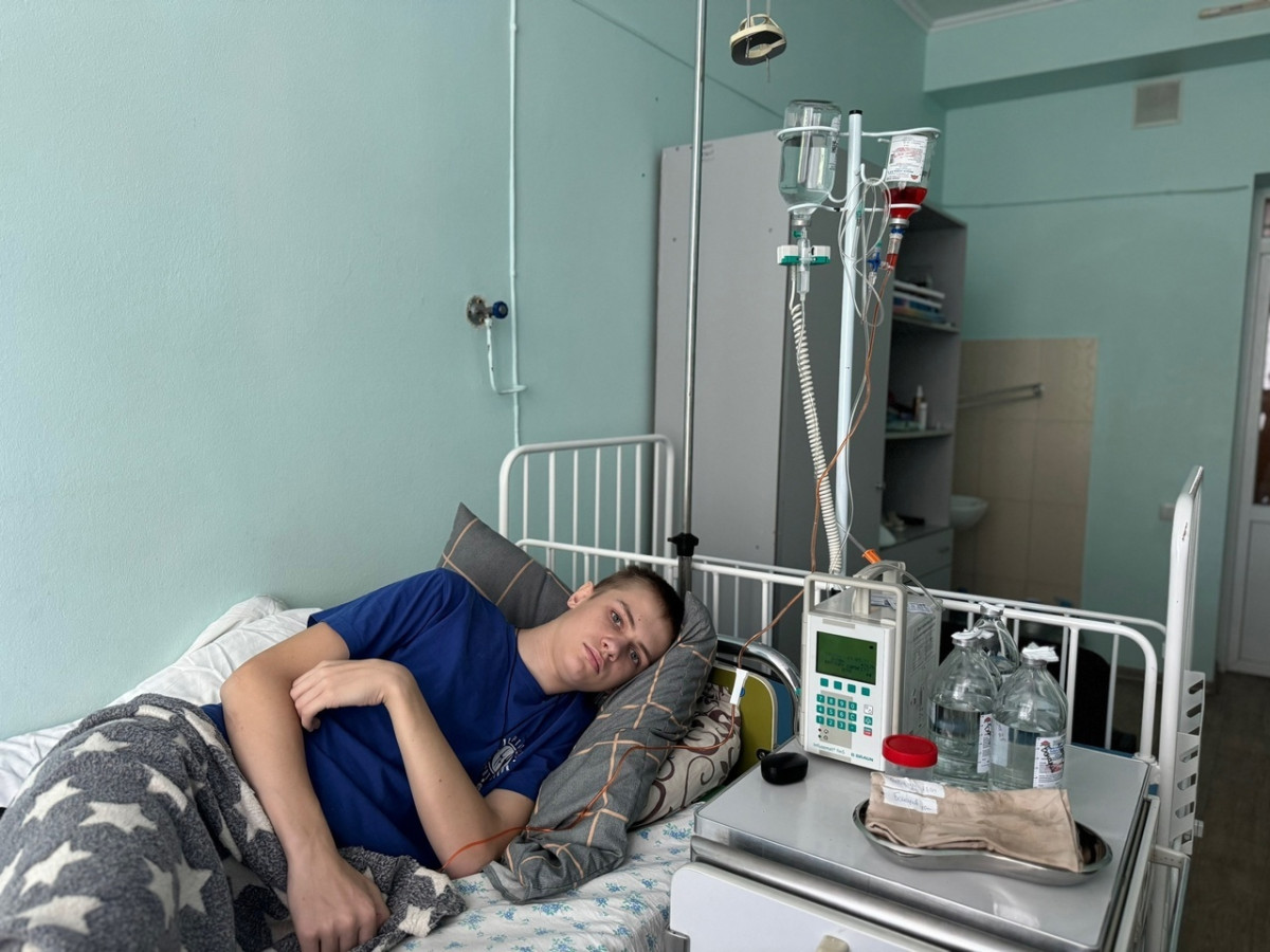 Умереть от лейкоза или без его лечения – рак не оставляет Илье выбора1717670432