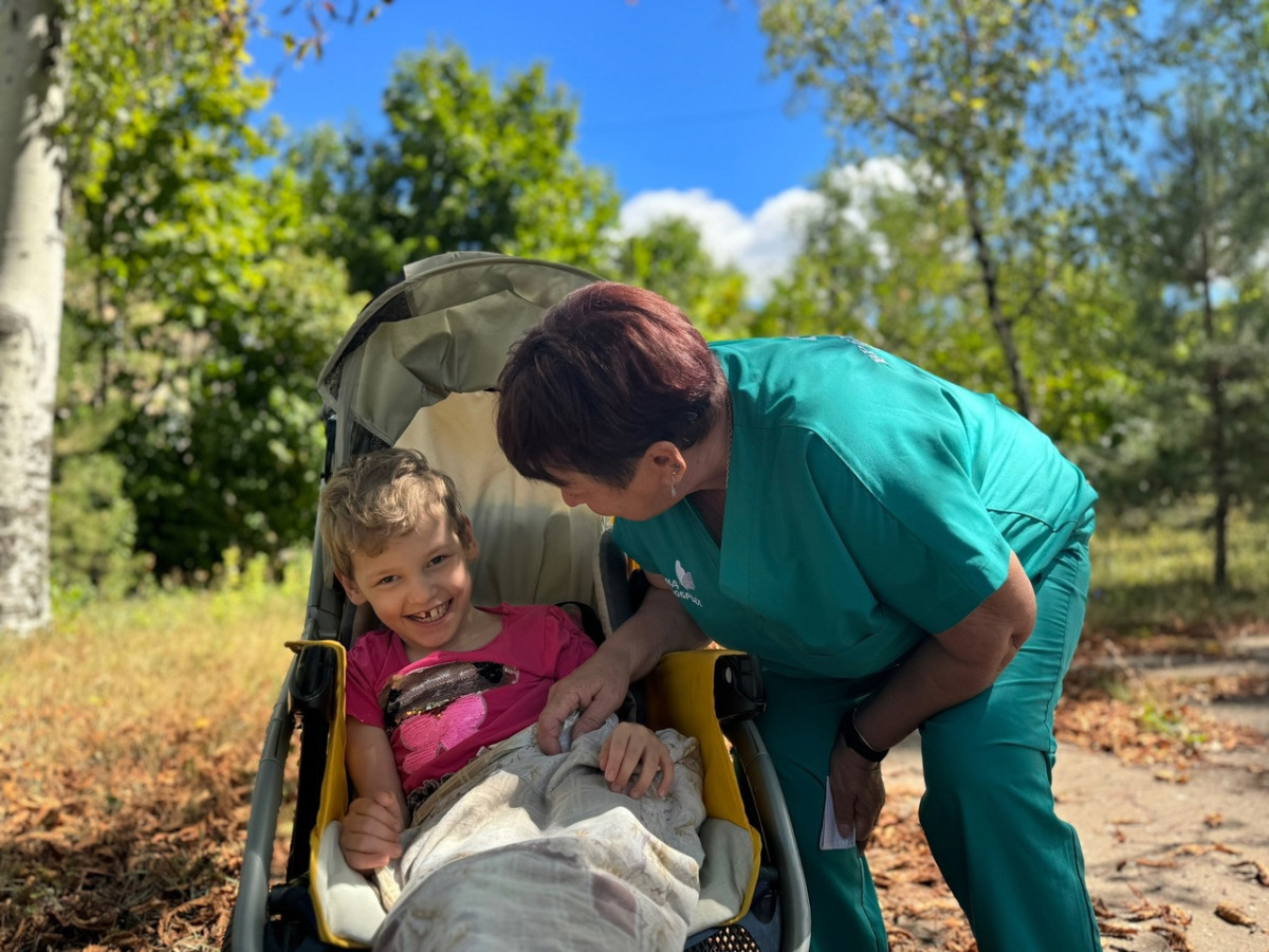 Рядом с нашей больничной няней Соня забывает о том, что она сирота1727086621