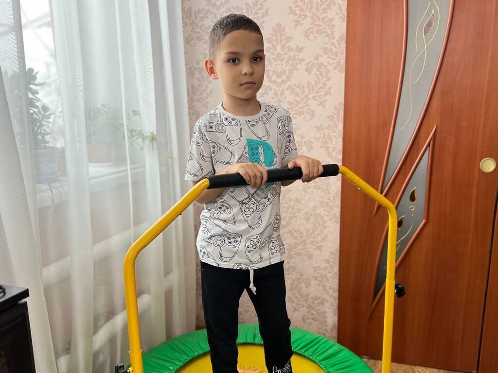 Робкие шаги к мечте: Арсению нужны реабилитации, чтобы жить полной жизнью1744176829