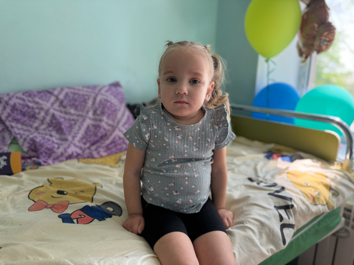 Детство, замкнутое в больничной палате: Анечку может убить рак крови1750247247