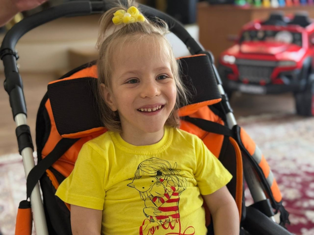 Детство Вики ограничено инвалидной коляской. Давайте поможем сироте ходить самостоятельно!1754398112