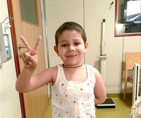 Трансплантация пошла не по плану. Коля Стесель после пересадки костного мозга попал в реанимацию.1758181340