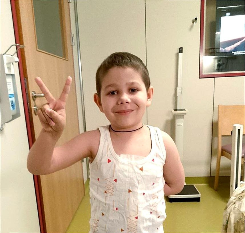 Трансплантация пошла не по плану. Коля Стесель после пересадки костного мозга попал в реанимацию.1758181340