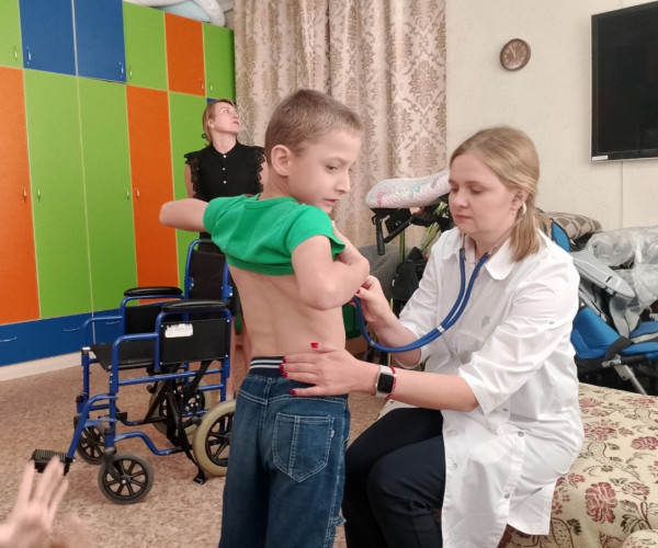 Диагностика для сирот с ОВЗ: проект «Маршрут спасения» продолжает спасать жизни тяжелобольных сирот1758720658