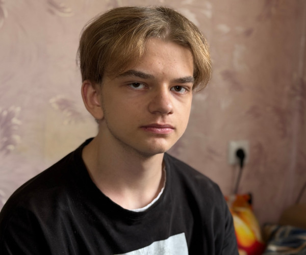 Обстрелы лишили Пашу дома. Рак может отнять его жизнь1761727231