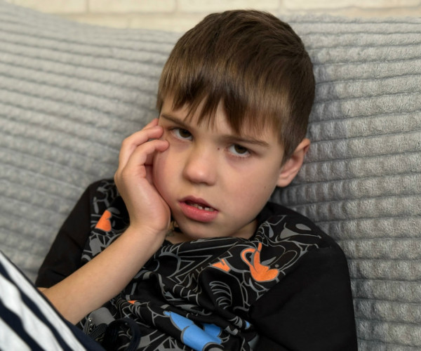 Кистозная энцефалопатия — прогрессирующее заболевание, из-за которого мозг Саши угасает1763107199