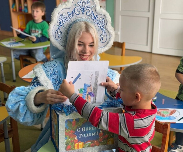 ДАН: «Время добрых» дарит шанс стать новогодним волшебником для детей Донбасса1766116601