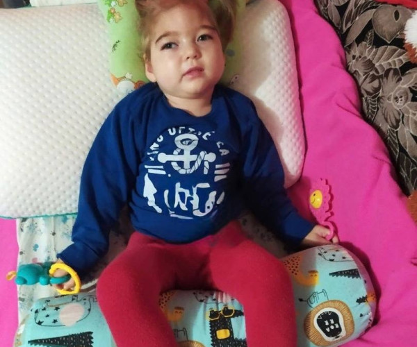 Саша не задышала после родов. Эти минуты без кислорода разделили жизнь малышки на «до» и «после».1769078200