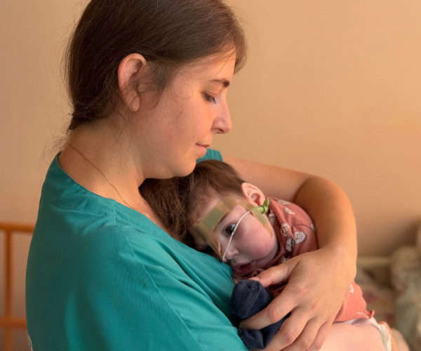 Боль и страх — трагичные спутники жизни всех паллиативных сирот. Маленький Марсель — один из них.1770179511