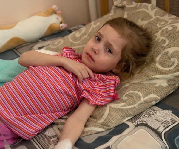 Рак уже уничтожил левую почку Софийки и продолжает убивать маленький организм1770295695