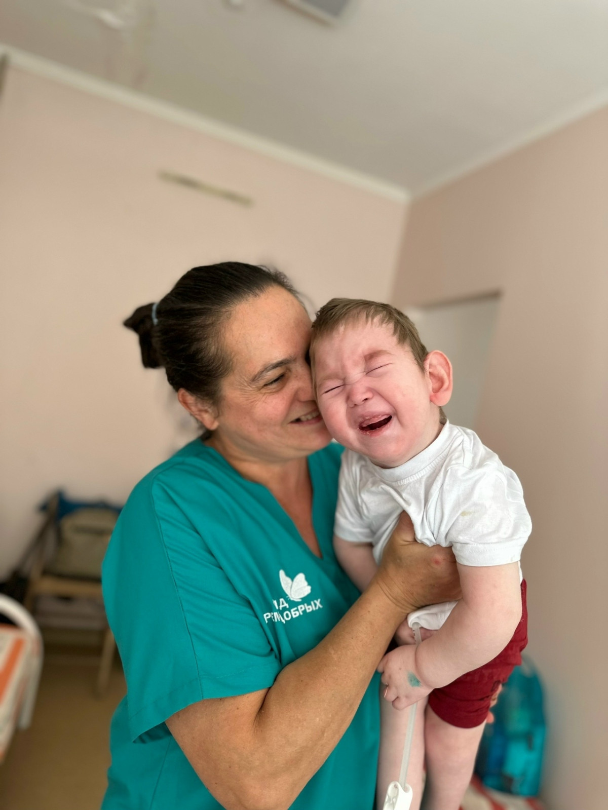 С заботой о детях: как больничные няни помогают сиротам-инвалидам получать лечение в лучших федеральных центрах РФ1771314150