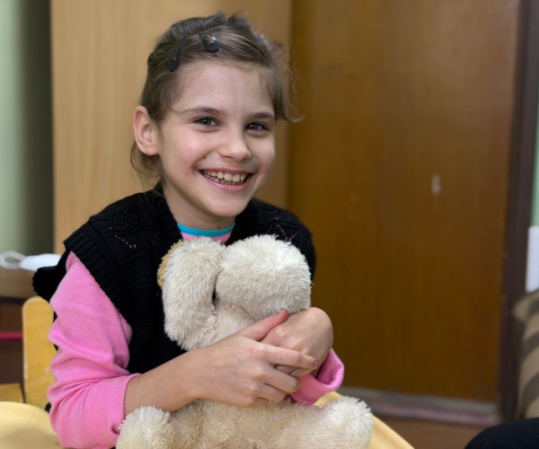 Операция на ножках — единственный шанс для тяжелобольной сироты научится ходить1771583542