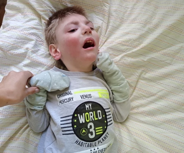 У Андрюши есть только мы. Сирота-инвалид продолжает бороться за жизнь1775736128