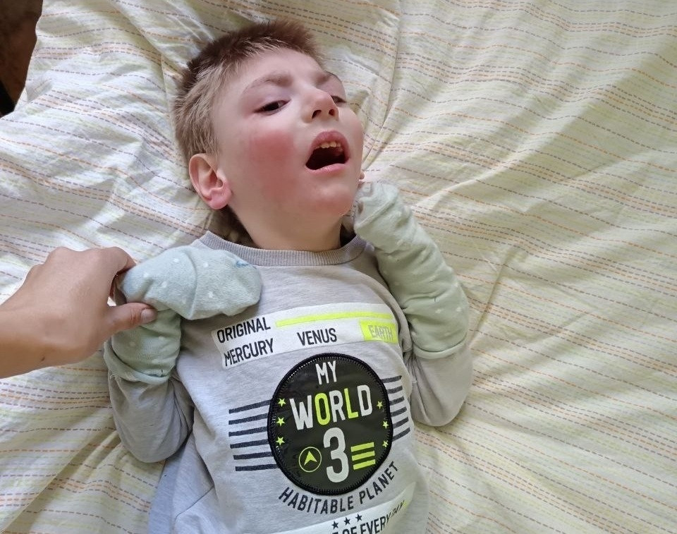 У Андрюши есть только мы. Сирота-инвалид продолжает бороться за жизнь1775736128