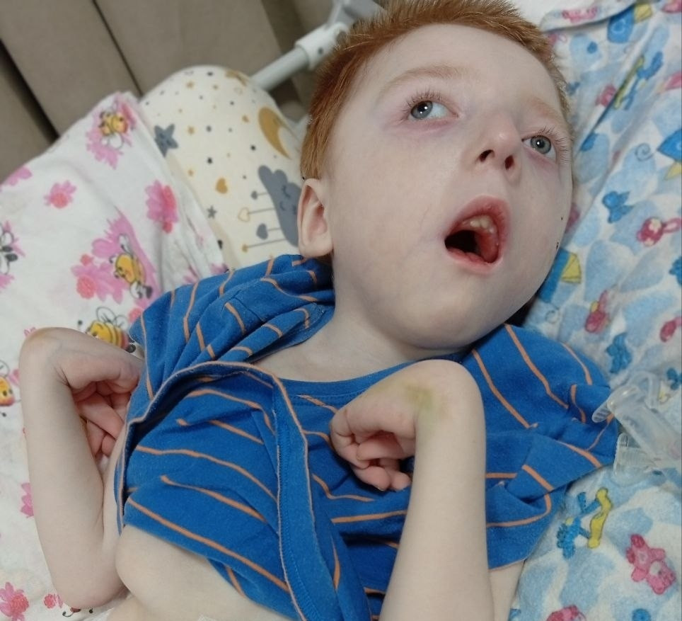 Одиноко, мучительно и страшно. Так уже 4 года проходит жизнь маленького  сироты-инвалида Андрюши1776862720