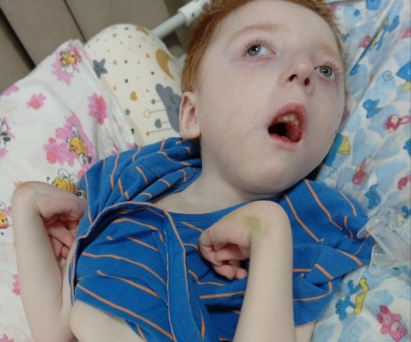 Одиноко, мучительно и страшно. Так уже 4 года проходит жизнь маленького  сироты-инвалида Андрюши1776862720