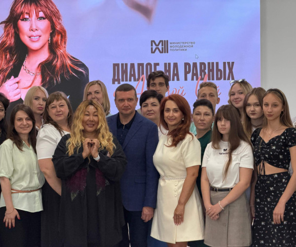 Разговор о самом главном: Анита Цой встретилась с донецкой молодёжью и коллективом нашего фонда1783078709