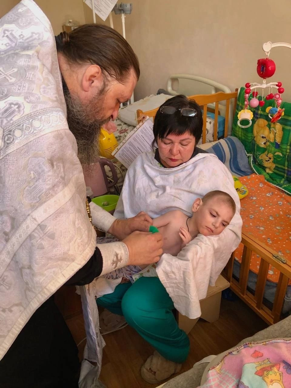 В ДКЦ г. Макеевка в  паллиативном детском  отделении архимандрит Варфоломей совершил таинство крещения сироты  мл. Андрея.1785909651