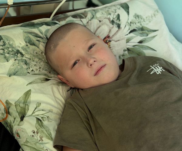 Синяки по всему телу и нестерпимая боль… Так началась борьба 9-летнего Максима за жизнь1790839657