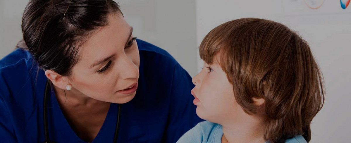 маленький мальчик на приеме у доктора женщины1596535715