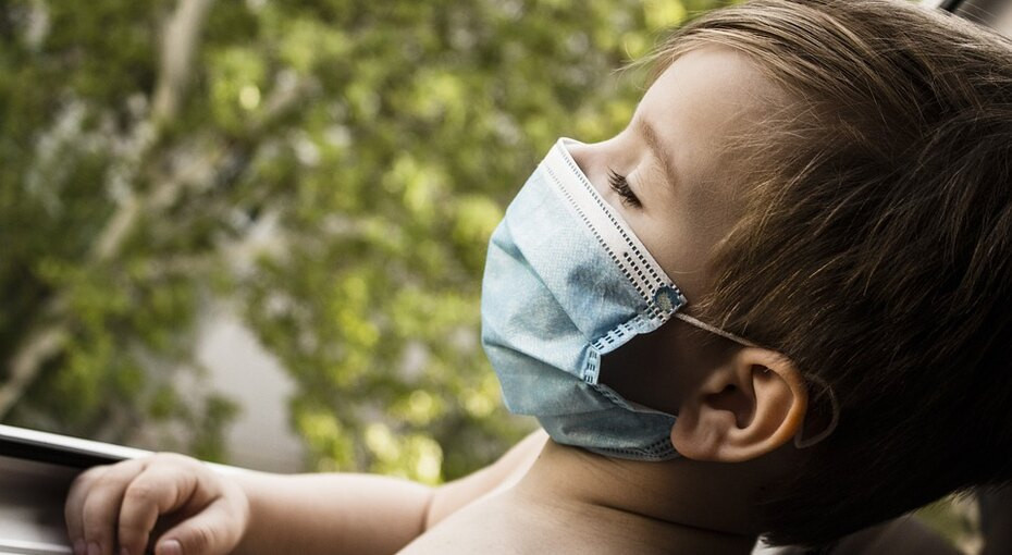 ребенок в маске на лице1597831558