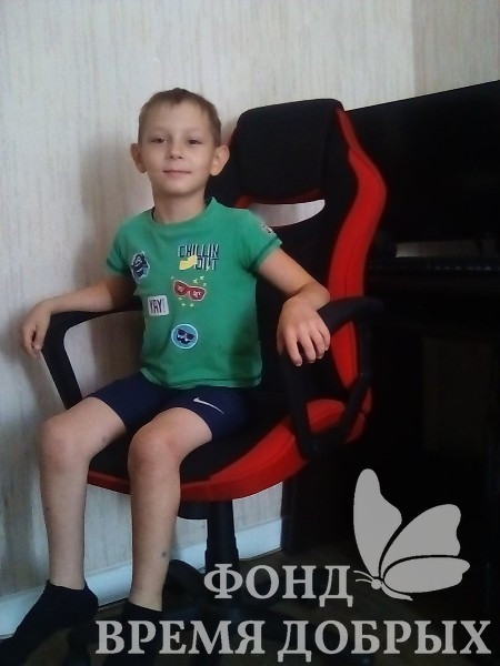 мальчик на кресле в сезеной футболке1600096272