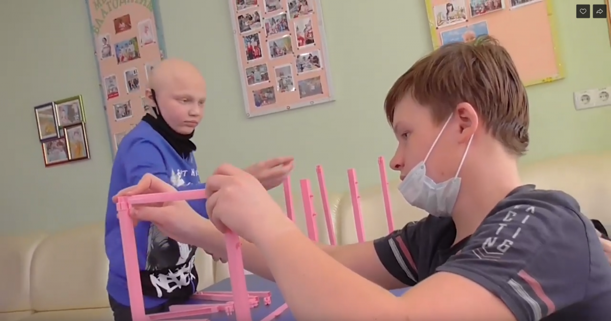 два ребенка собирают игру в больнице1618307169