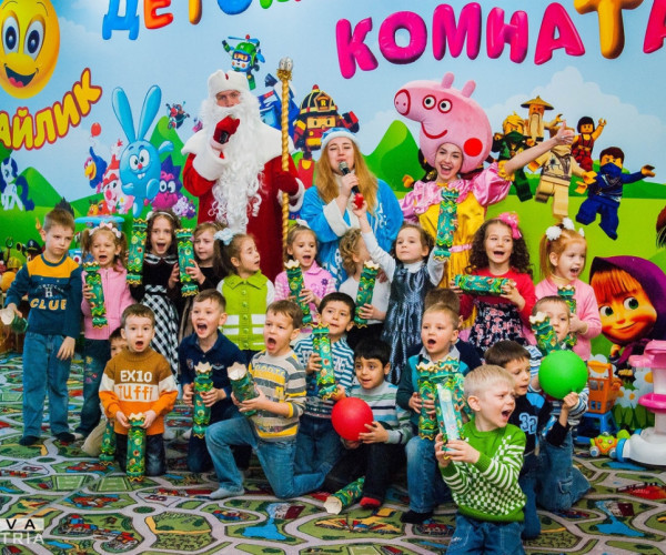 Peppa Piglet with Santa Claus and the Snow Maiden came to congratulate the orphans1622887873