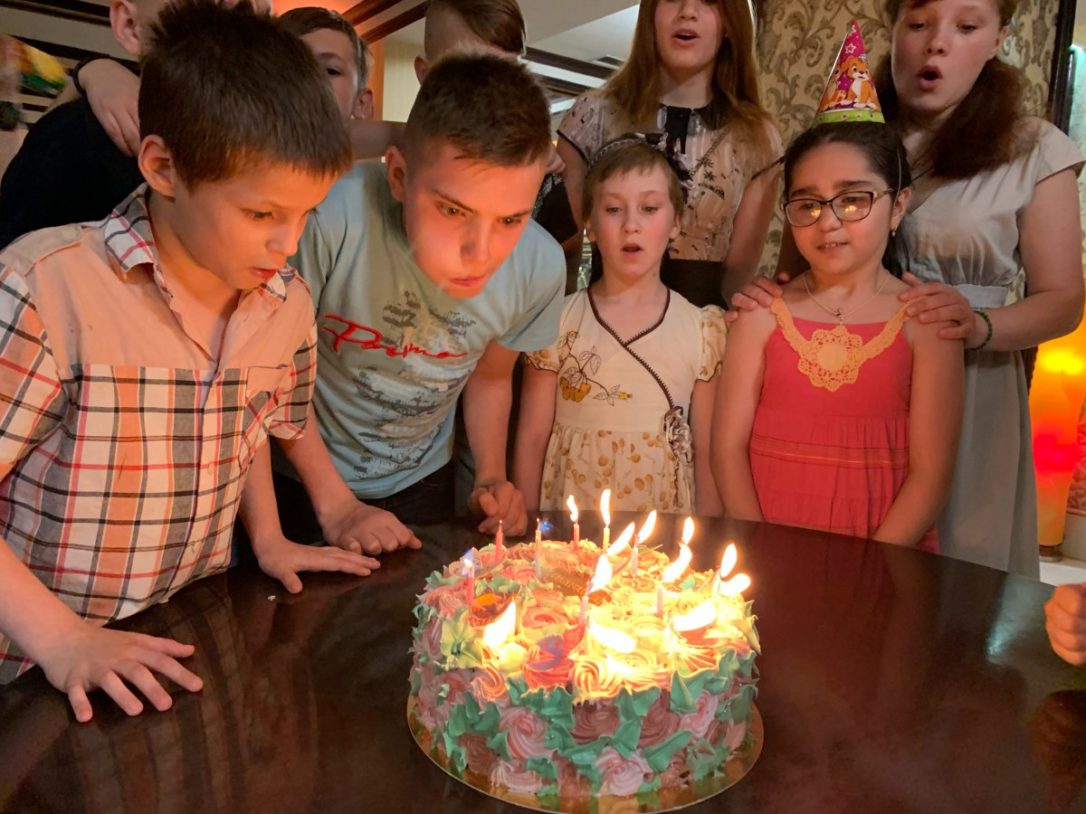 Дети задувают свечи на торте1625682155