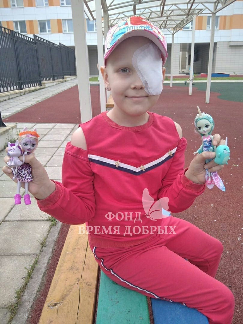 Девочка с игрушками в руках в розовом костюме1626340869