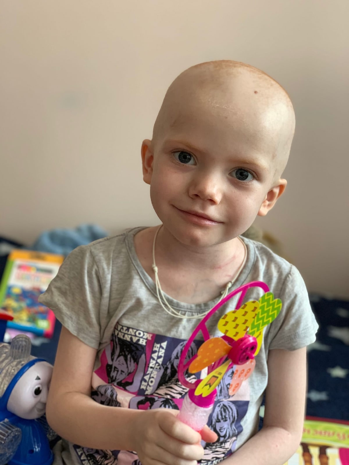 Девочка на диване с игрушкой1626340933