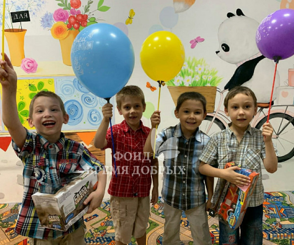 The orphans received long-awaited gifts and a bright colorful holiday from our team of do-gooders.1628157069