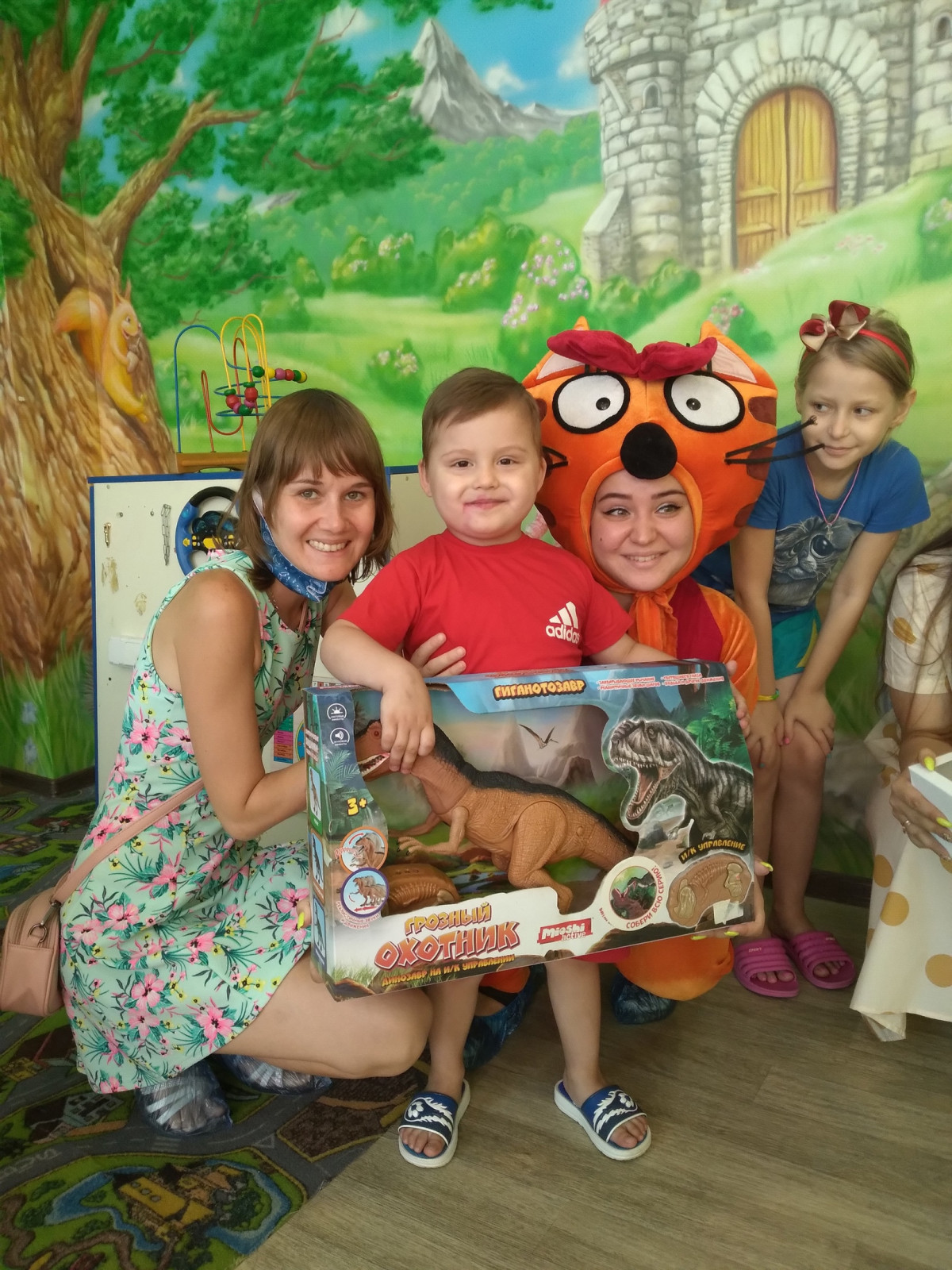 Мы поздравили  Ваню Кулабухова с Днем Рождения в детском онкоцентре Донецка1630782181