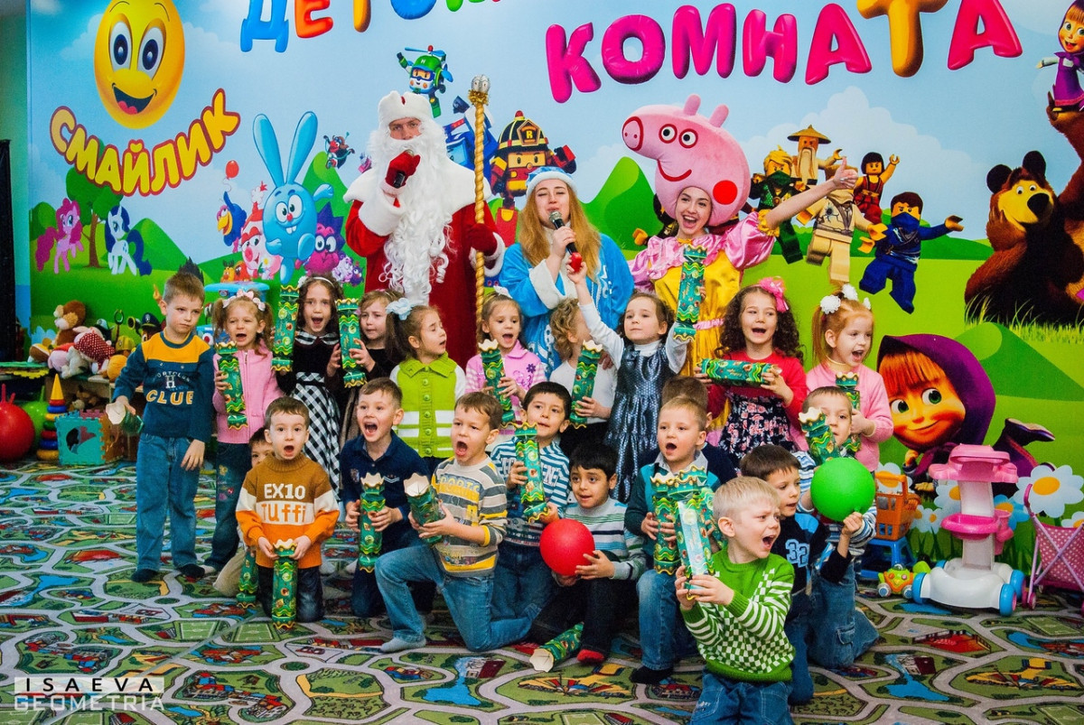 Свинка Пеппа с Дедом морозом и Снегурочкой пришли поздравлять деток сирот1589181285