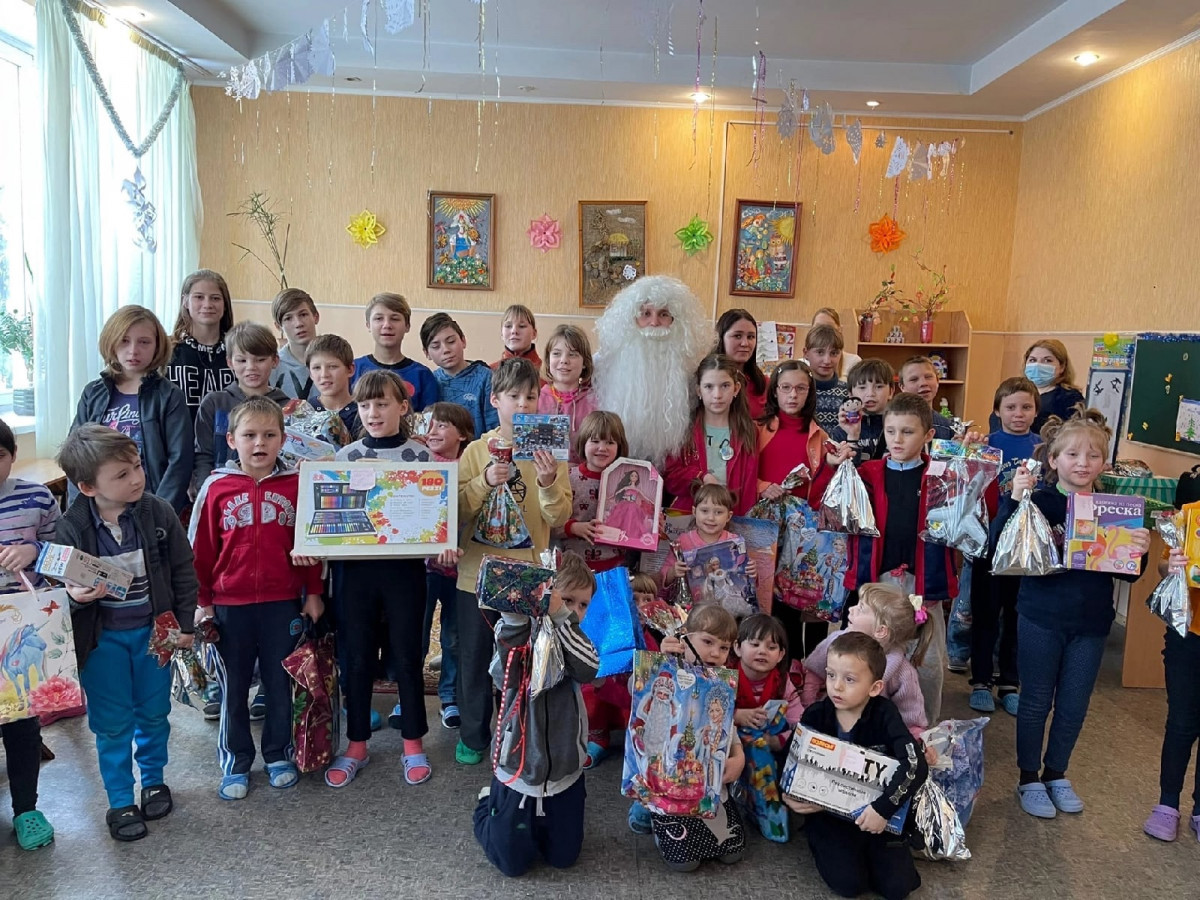 Новогодний утренник для детей с особыми судьбами из социального центра г. Донецка1641899597