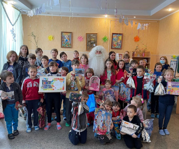 Новогодний утренник для детей с особыми судьбами из социального центра г. Донецка1641899597