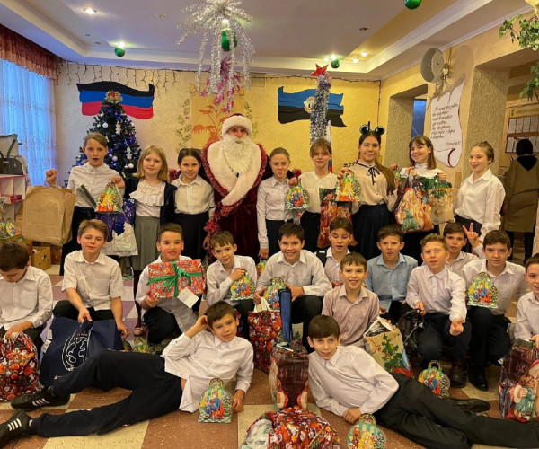 Самый масштабный новогодний утренник для детей-сирот в Донецке1641899966