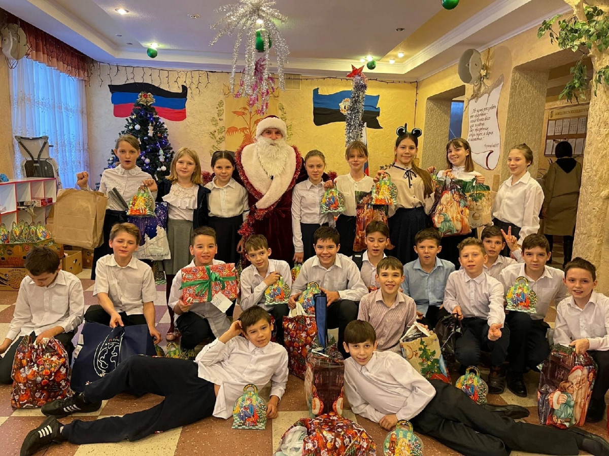 Самый масштабный новогодний утренник для детей-сирот в Донецке1641899966