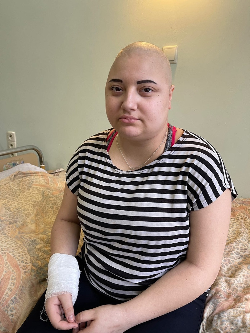 Бороться за жизнь Кати Дубровиной помогает Yves Vanroy1643994101